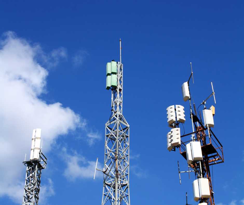 Why You Still Need Two-Way Radios in the Age of 5G 1 Antenna